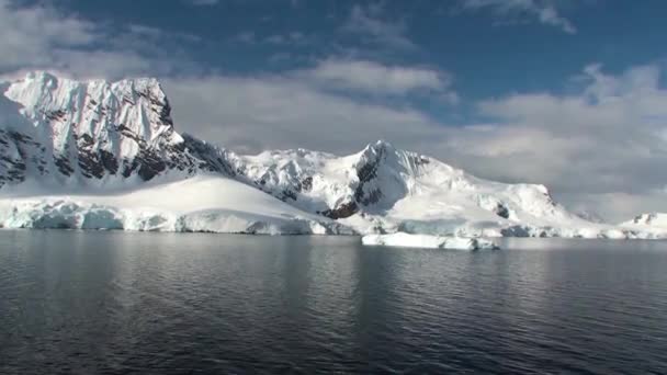 Antarktida. Sněhem pokryté pohoří Antarktidy v kanálu Lemaire při západu slunce - Záběry, video