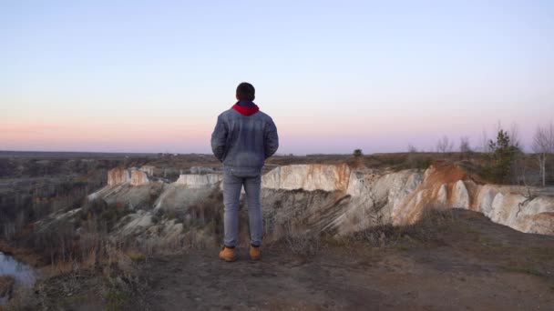 Un homme se tient sur une falaise - Séquence, vidéo