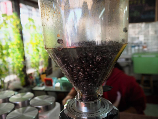 Kahve çekirdeği karıştırıcısı ve kavrulmuş kahve çekirdeği. - Fotoğraf, Görsel