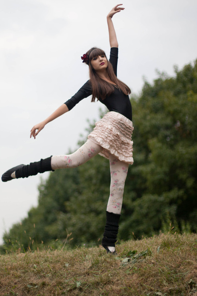 dívka tančí v parku - Fotografie, Obrázek