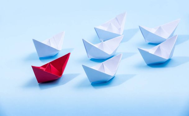 赤と白の紙のボート。チームワークグループまたは成功のためのリーダーシップボートの概念. - 写真・画像