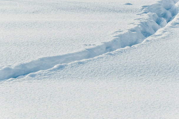 Percorso stretto attraverso la neve profonda nel campo di neve - Foto, immagini