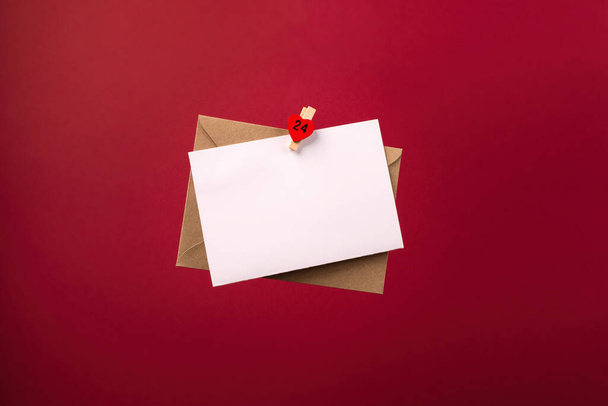 Carta de Navidad a Santa maqueta con sobre artesanal. Fondo de papel rojo festivo, espacio para copiar. Adviento de invierno concepto de vacaciones. - Foto, imagen