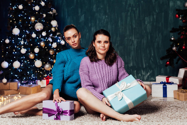 Dvě krásné ženy s dárky na vánoční stromeček na nový rok - Fotografie, Obrázek