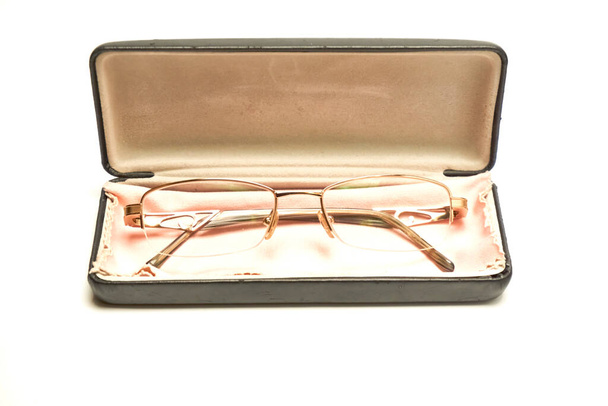 Óculos em um caso em um fundo leve. - Foto, Imagem