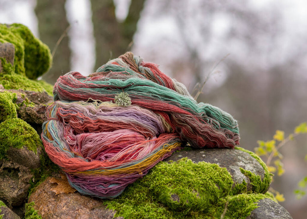 madejas de lana de colores sobre un fondo borroso, concepto de artesanía, tejer a mano, tiempo de otoño, artesanías en casa - Foto, Imagen