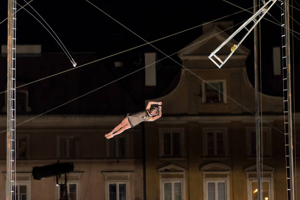 Люблин, Польша - 25 июля 2014 года: Ле-Лендемайн с трапециевидным авиашоу "Les Pepones" на новом цирковом фестивале "Карнавал Штукмирзов" - Фото, изображение