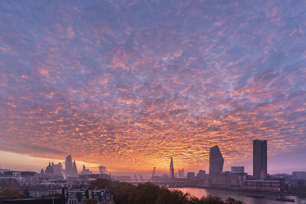 Епічний схід сонця над Лондонським містом Небесний горизонт з приголомшливими формаціями неба над знаковими орієнтирами - Фото, зображення