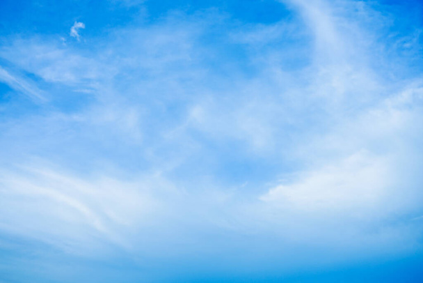 Fond d'écran de nuages blancs sur ciel bleu avec espace de copie pour l'arrière-plan de la bannière - Photo, image