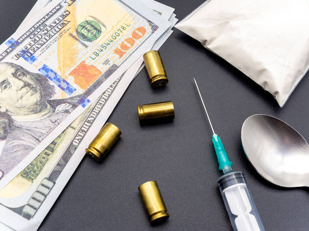 注射器100ドル紙幣コカインヒロインとピストルカートリッジ薬物中毒社会問題の概念 - 写真・画像