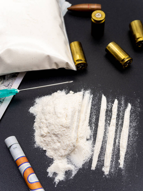 注射器100ドル紙幣コカインヒロインとピストルカートリッジ薬物中毒社会問題の概念 - 写真・画像