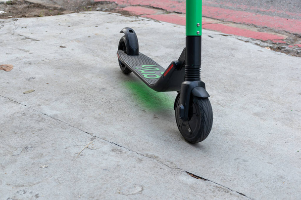 Sao Paulo, Sao Paulo/Brazil, on march 24, 2019: Close-up of a green electric scooter on the sidewalk of Artur de Azevedo Street, in the Pinheiros neighborhood. - Valokuva, kuva