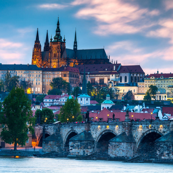 PRAGUE, REPÚBLICA CHECA - CIRCA MAIO 2017: Vista do centro histórico de Praga com o castelo, Hradcany, ponte Charles e Vltava circa maio 2017 em Praga. - Foto, Imagem