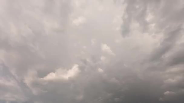 映像タイムラプススカイとブラッククラウド。濃い灰色の嵐の雲。劇的な空だ。暗い嵐の曇りの中で。ひどい天気だ. - 映像、動画