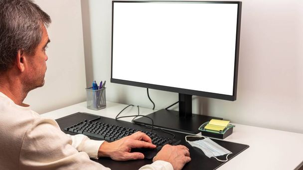 Megtekintése ember használ számítógép monitor mockup kép üres képernyő fehér háttér reklám szöveg. - Fotó, kép