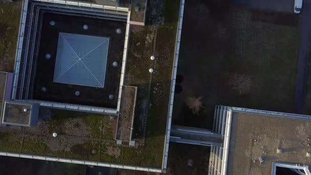 Letecký detailní pohled na slavný kampus Eiermann ve Stuttgartu, který od roku 1965 plánoval slavný Bauhaus architekt Egon Eiermann a byl až do roku 2009 využíván jako kancelářské prostory. Od té doby je. - Záběry, video