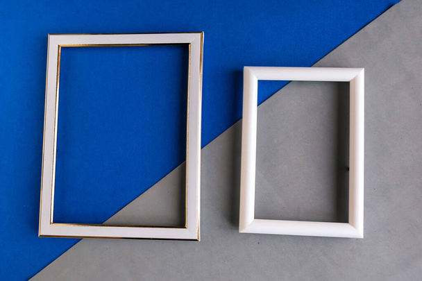 Zwei Fotorahmen auf farbigem geometrischem Hintergrund, Kopierraum für den Text - Foto, Bild
