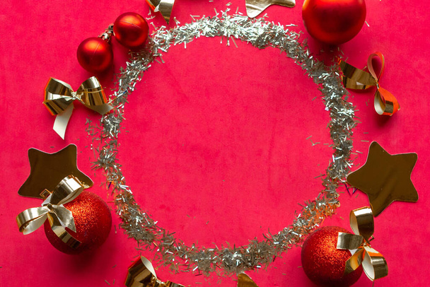 Goldener Rahmen und Weihnachtsdekoration auf rotem Hintergrund, Kopierraum für den Text. Frohe Weihnachten und ein gutes neues Jahr - Foto, Bild
