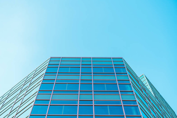 widok panoramiczny i perspektywiczny na stalowe niebieskie szkło wieżowce wieżowce budynku, koncepcja biznesowa udanej architektury przemysłowej - Zdjęcie, obraz
