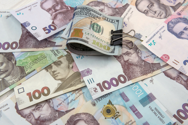 Украинская гривна и долларовая биржа крупным планом. финансирование концепции. наличные - Фото, изображение