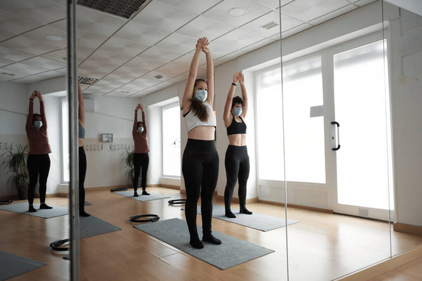 Frauengruppe praktiziert Pilates-Übungen im Kurs - Foto, Bild
