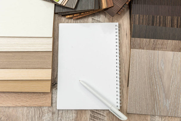 Κενό σημειωματάριο με ξύλινο πάτωμα κατάλογο για το νέο σχεδιασμό του σπιτιού σας. Πλάνκα laminate συλλογή για διακόσμηση εσωτερικών χώρων - Φωτογραφία, εικόνα