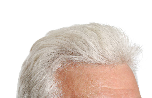 Hombre mayor con pelo gris sobre fondo blanco, primer plano - Foto, imagen