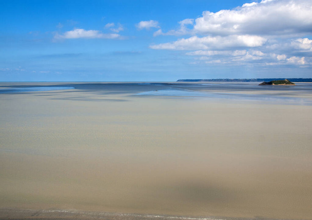 Laskuvesi lahdella Mont Saint Michelin edessä Normandiassa, Ranskassa. - Valokuva, kuva