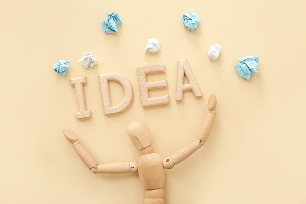 Ξύλινη κούκλα με λέξη IDEA στο φόντο χρώμα - Φωτογραφία, εικόνα