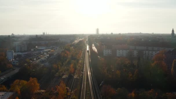 Emelkedett kilátás a vasúti pályák felett megy át a városon egy vonat a távolban, légi kilátás - Felvétel, videó