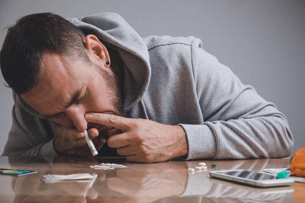 Человек с наркоманией расслабляет дома - Фото, изображение