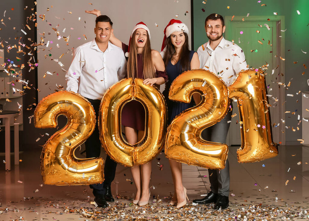 Los jóvenes celebran el Año Nuevo en la fiesta corporativa en la oficina - Foto, imagen