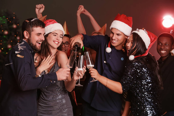 Jovens comemorando Ano Novo no clube noturno - Foto, Imagem
