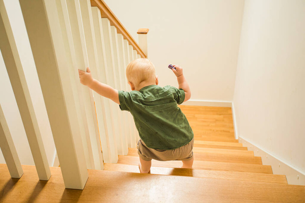 A kisgyerek életében először megy le a lépcsőn. - Fotó, kép