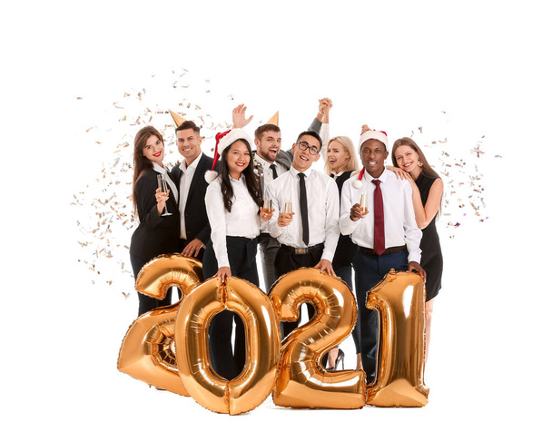Beyaz arka planda şampanya bardakları ve hava balonları olan genç insanlar. Mutlu Yakın Yıl kutlamaları - Fotoğraf, Görsel