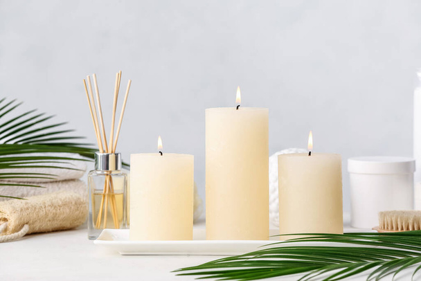 Hermosas velas de aroma en la mesa en el baño - Foto, imagen