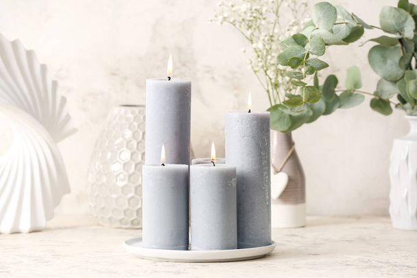 Bellissime candele aromatiche su sfondo grigio - Foto, immagini