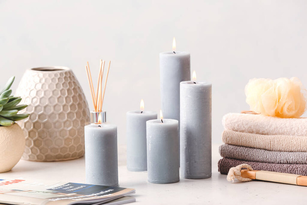 Kaunis tuoksu kynttilät pöydällä kylpyhuoneessa - Valokuva, kuva