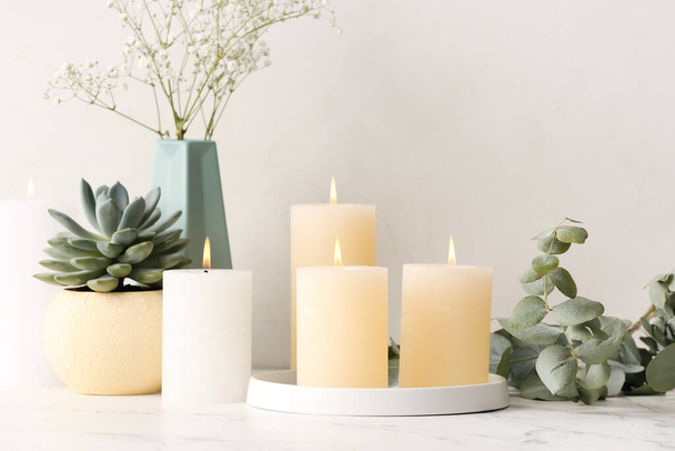 Kaunis tuoksu kynttilät pöydällä huoneessa - Valokuva, kuva