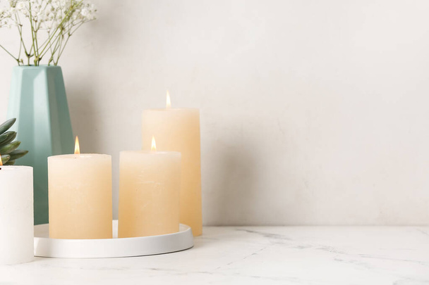 Belle candele aromatiche sul tavolo in camera - Foto, immagini