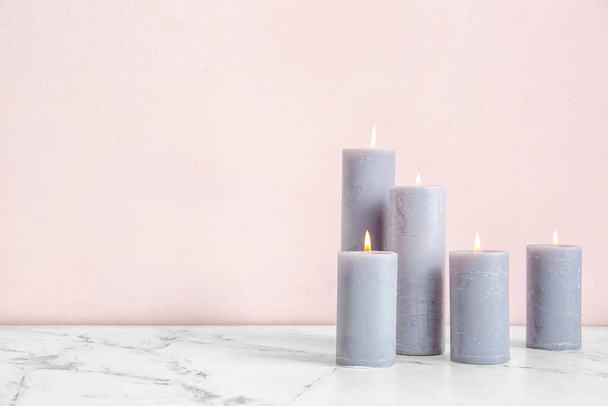Krásné aromatické svíčky na stole - Fotografie, Obrázek