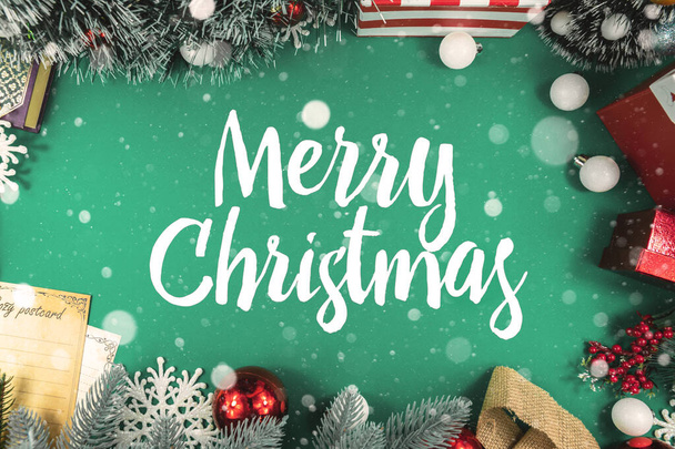 Рождественский фон с украшениями на зеленом, место для текста и красивых надписей, уюта и атмосферы - Фото, изображение