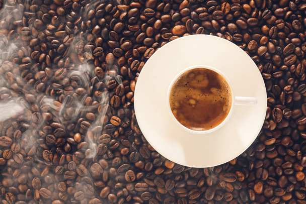 Šálek horké kávy na pražených fazolích - Fotografie, Obrázek