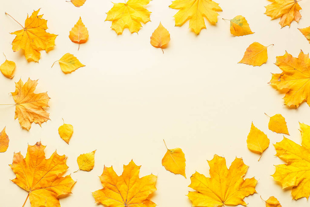 Rahmen aus Herbstblättern auf hellem Hintergrund - Foto, Bild