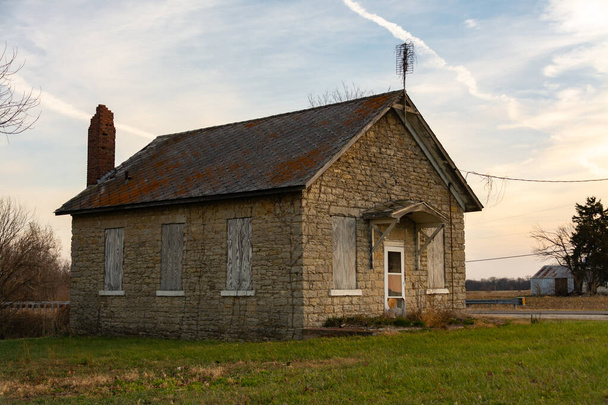 Vanha kivikoulu pienessä Keskilännessä. Trivoli, Illinois, Yhdysvallat - Valokuva, kuva