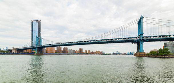 Panoramatický výhled na Manhattan Bridge. New York City, USA. Manhattan Bridge pohled z Brooklyn Bridge Park. - Fotografie, Obrázek