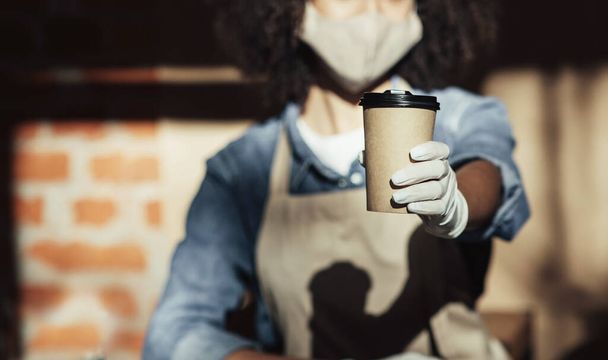 Barista gives online order of coffee to go during covid-19 quarantine and social distancing - Φωτογραφία, εικόνα