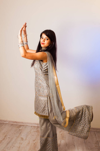 Rehearsing traditional hindi dance moves before performance - Foto, afbeelding