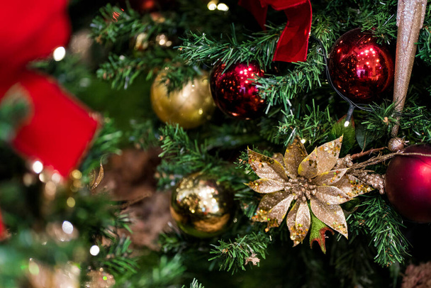 Albero di Natale decorato con luci fuori fuoco sfondo - Foto, immagini