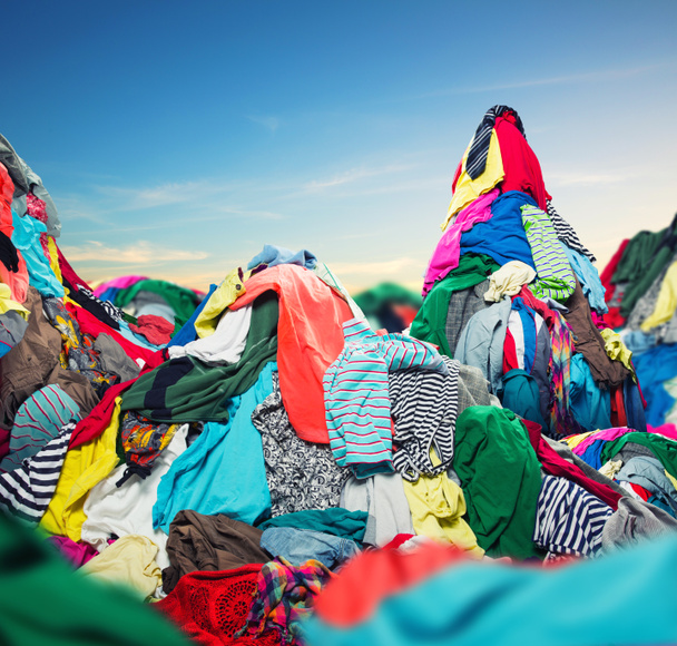 Gran montón de ropa colorida
 - Foto, imagen